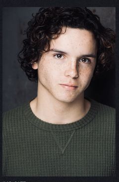 Noah Lomax interpreta Josh