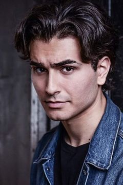 Alexander Eling interpreta Drew