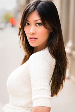 Devon Diep interpreta Darcy's Girlfriend (uncredited)