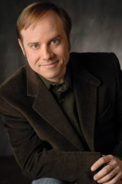 Adam Kroloff interpreta Adult Contestant
