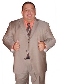 Hugo Savinovich interpreta Lucha Announcer (voice)