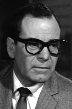 Walter Brooke interpreta Mr. McGuire