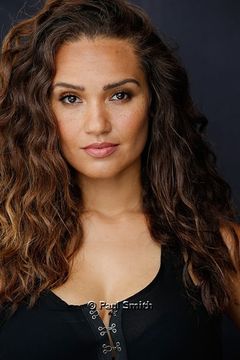 Anastacia McPherson interpreta Waitress (Uncredited)