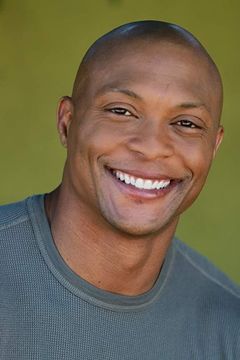 Eddie George interpreta Club Guest