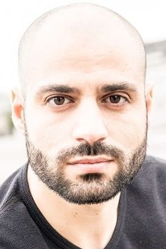 Marco Florio interpreta Italian waiter