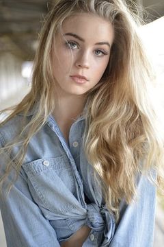 Alexa Blair Robertson interpreta Cute Girl #1