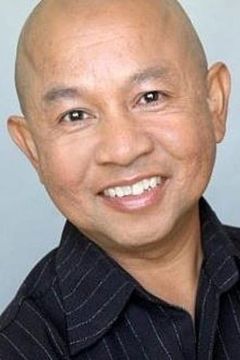 David Prak interpreta Khmer (voice) (uncredited)