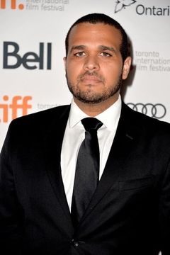 Aaron Burns interpreta Louis