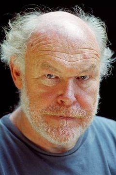 Timothy West interpreta Dymas (voice)