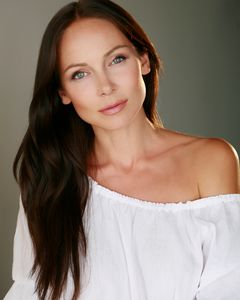 Elena Caruso interpreta Model (uncredited)