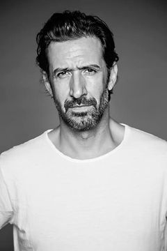 José María Yázpik interpreta Extra (uncredited)