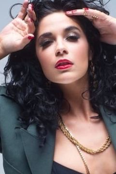 Sophia Aguiar interpreta Club Woman #1