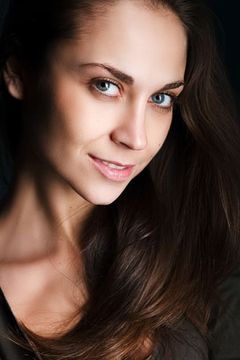 Lorena Kolibabchuk interpreta Debtor's Wife