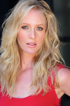 Emily Fonda interpreta Sexy Girl