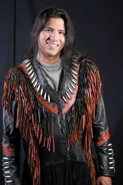 Gregory'Dominic' Odjig interpreta Sam Moonblood