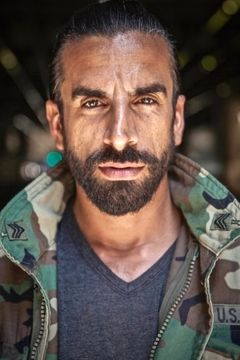 Robert Paul Taylor interpreta White Swallow Surfer (uncredited)