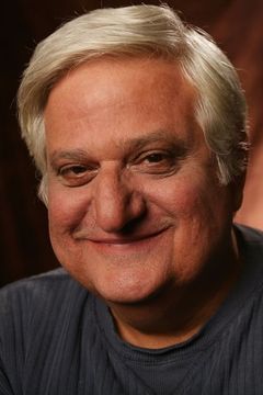 Michael Lerner interpreta Mr. Souse