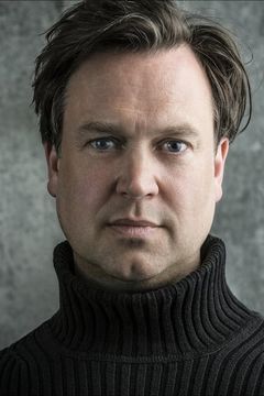Robert Irons interpreta Reporter