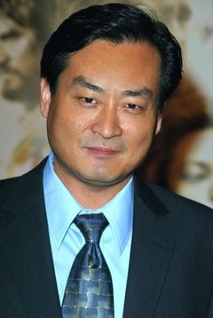 Tom Yi interpreta Mr. Cali