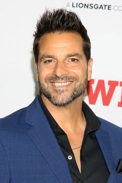 Craig DiFrancia interpreta Dominic