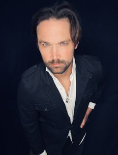 Josh Nuncio interpreta George Carr