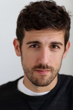 Carter Hudson interpreta Teddy McDonald