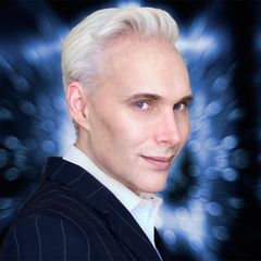 Guy Perry interpreta Alpha Creature