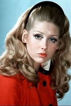 Penny Brahms interpreta Stewardess