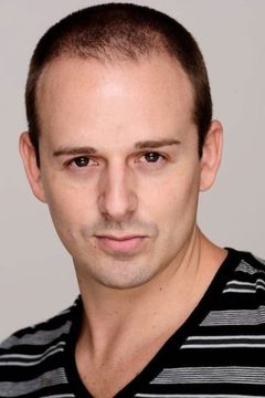 Corey Mills interpreta Brad