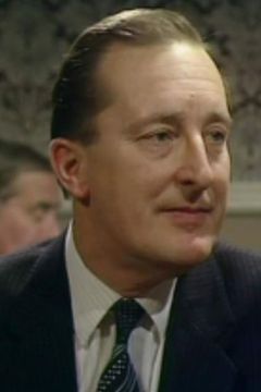 Peter Cellier interpreta Sir Harry Otway