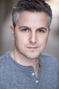 Ben Willbond interpreta Adam Quinn