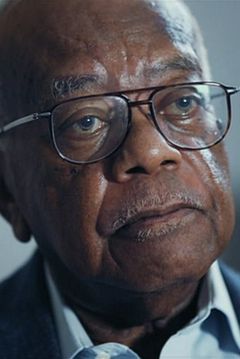 Trevor McDonald interpreta Newscaster (voice)