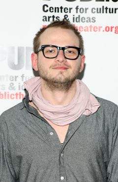 Luke Robertson interpreta Jason