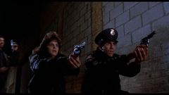 Elizabeth Alda interpreta Alley Cop