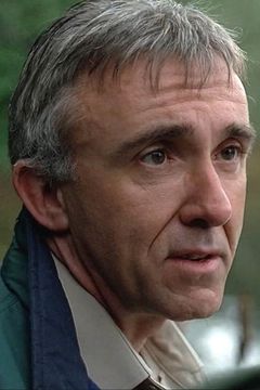 Peter Hanlon interpreta Dr. Blake