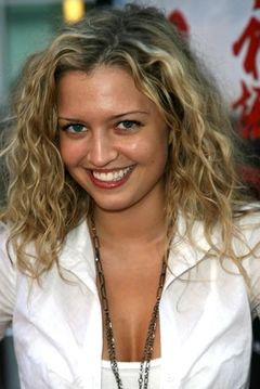 Lauren Storm interpreta Treece
