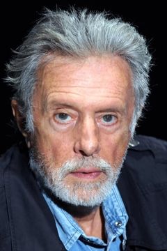 Massimo De Francovich interpreta Chief Prosecutor Santa Lucia
