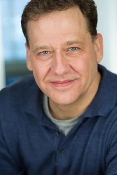 Daniel Haggard interpreta Assistant Director