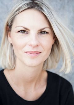Austa Lea Jespersen interpreta Adela