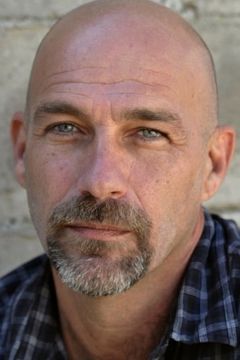 Kevin Gage interpreta Cop