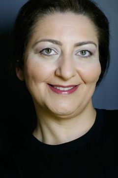 Zuhal Yalçın interpreta Asiye