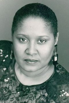 Karen Moore interpreta Nora