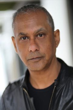 Gordon Warnecke interpreta Papaji