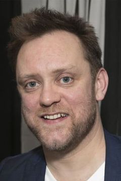 Sam Troughton interpreta Mr Hobhouse
