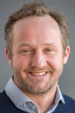 Maximilian Brückner interpreta Dr. Eberhard Schöngarth