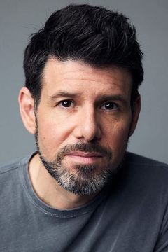 Johnathan McClain interpreta FBI Agent