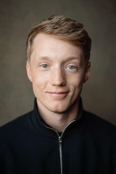 Frazer Hadfield interpreta Nate