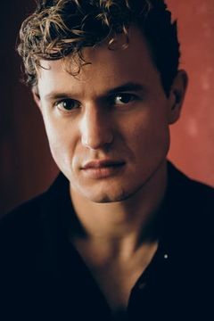 Chris Jenks interpreta Callum Barker