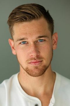Taylor John Smith interpreta John Keene