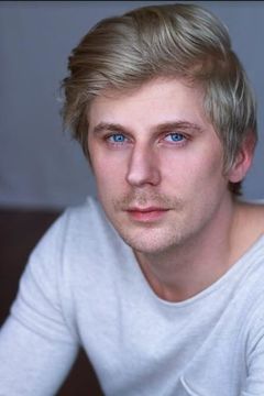 Christopher De-Schuster interpreta Chris the Bass Player